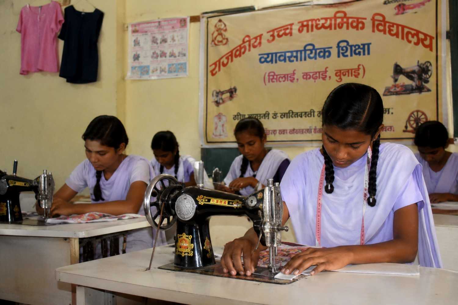 सिलाई प्रशिक्षण लेते स्कूल के बच्चे